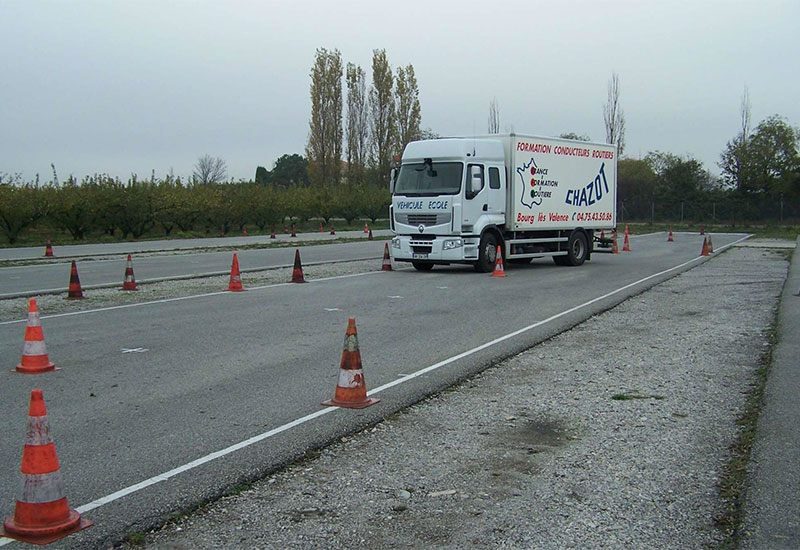 conducteur-transport-routier-marchandises-sur-porteur